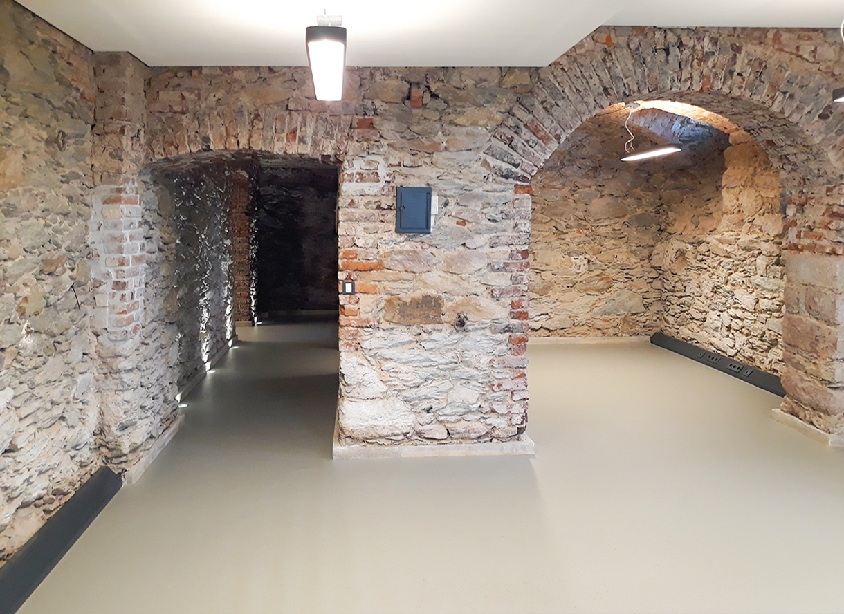 Gewölbe Sanierung mit Boden aus Sichtbeton.