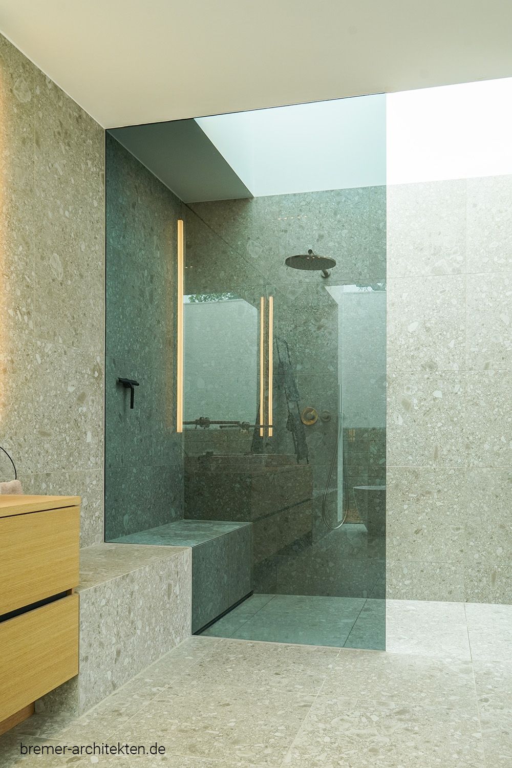 Offene Dusche mit Sitzbank.