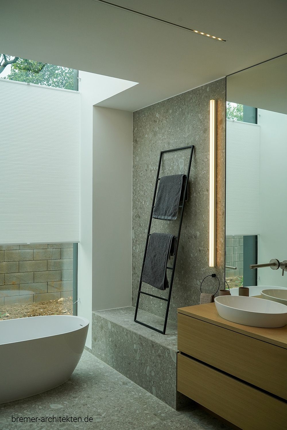 Waschtisch aus Holz.