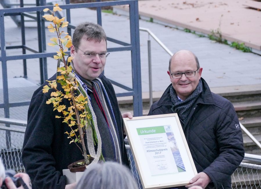 Klimaschutzpreis an Stadt Erlenbach übergeben.