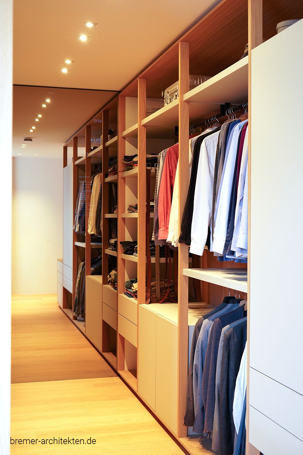 Begehbarer Kleiderschrank.